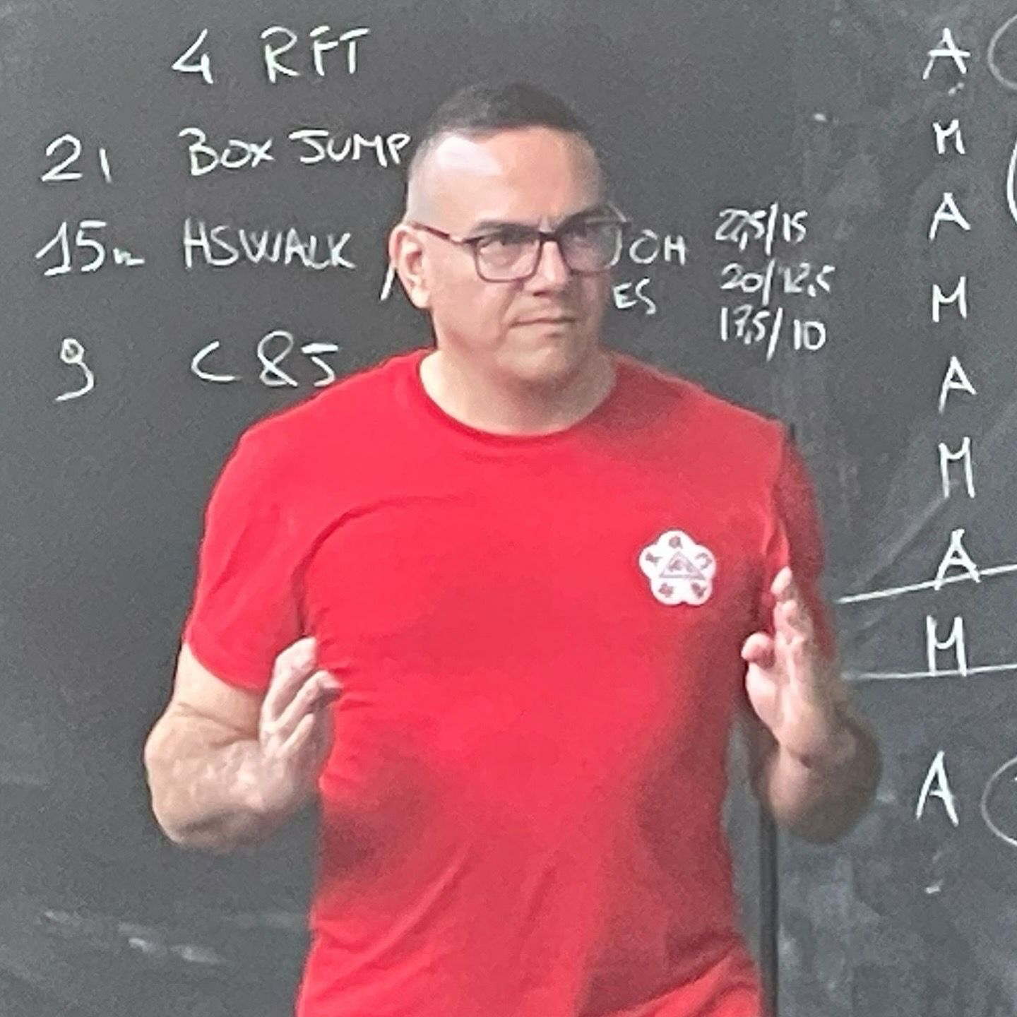 Riccardo Di Vito - Il Maestro del Cambiamento Riccardo Di Vito in tenuta rossa durante una lezione davanti a una lavagna
